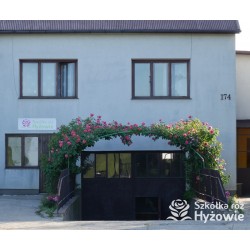 Rosanna® Duży, mocno pełny kwiat, o różowo-łososiowej barwie, przyjemnym zapachu. Wysoki krzew.